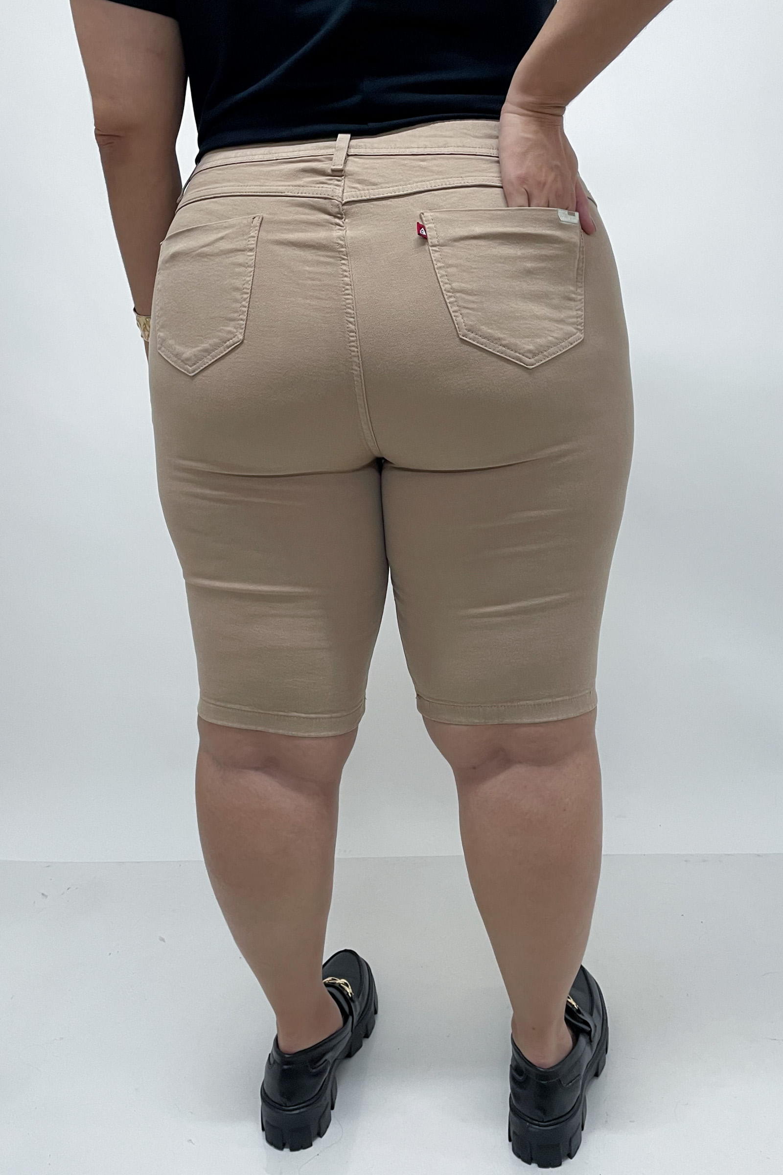 Bermuda feminina em sarja com elastano_0008_4.jpg